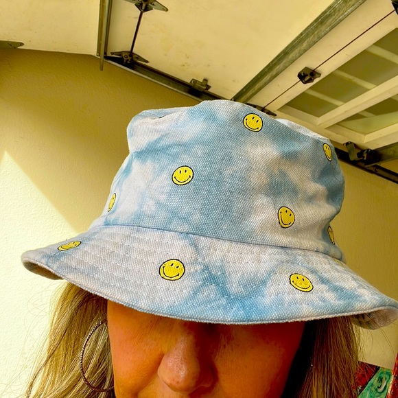 Smiley face bucket hat - Picture 1 of 3